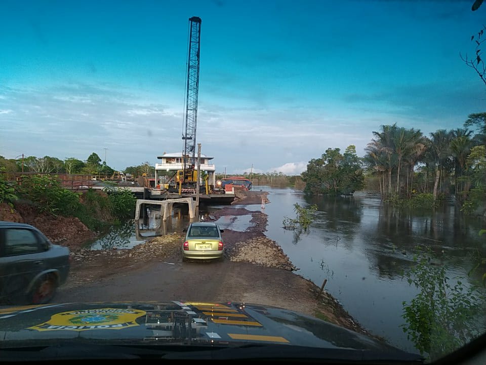Travessia da BR-319 sobre o rio Autaz Mirim com veículos na balsa durante manutenção