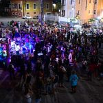 Artistas se apresentam no Largo São Sebastião durante show da Caravana do Beiradão