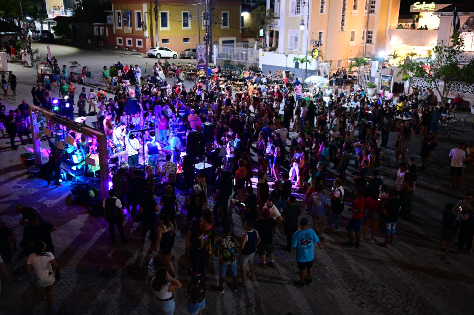 Artistas se apresentam no Largo São Sebastião durante show da Caravana do Beiradão