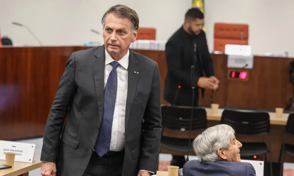 Jair Bolsonaro e Mauro Cid durante cerimônia oficial em Brasília