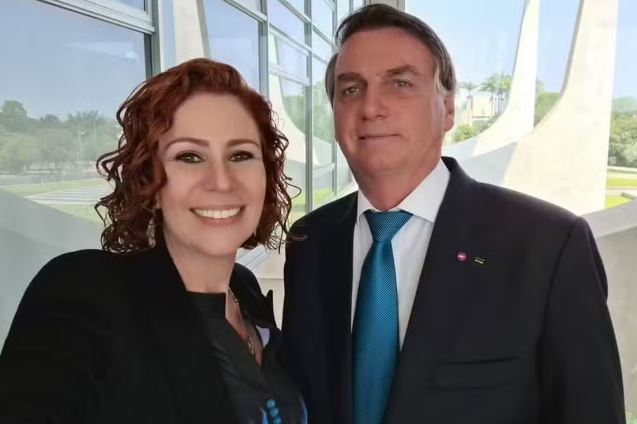 Jair Bolsonaro falando com a imprensa após depoimento à Polícia Federal