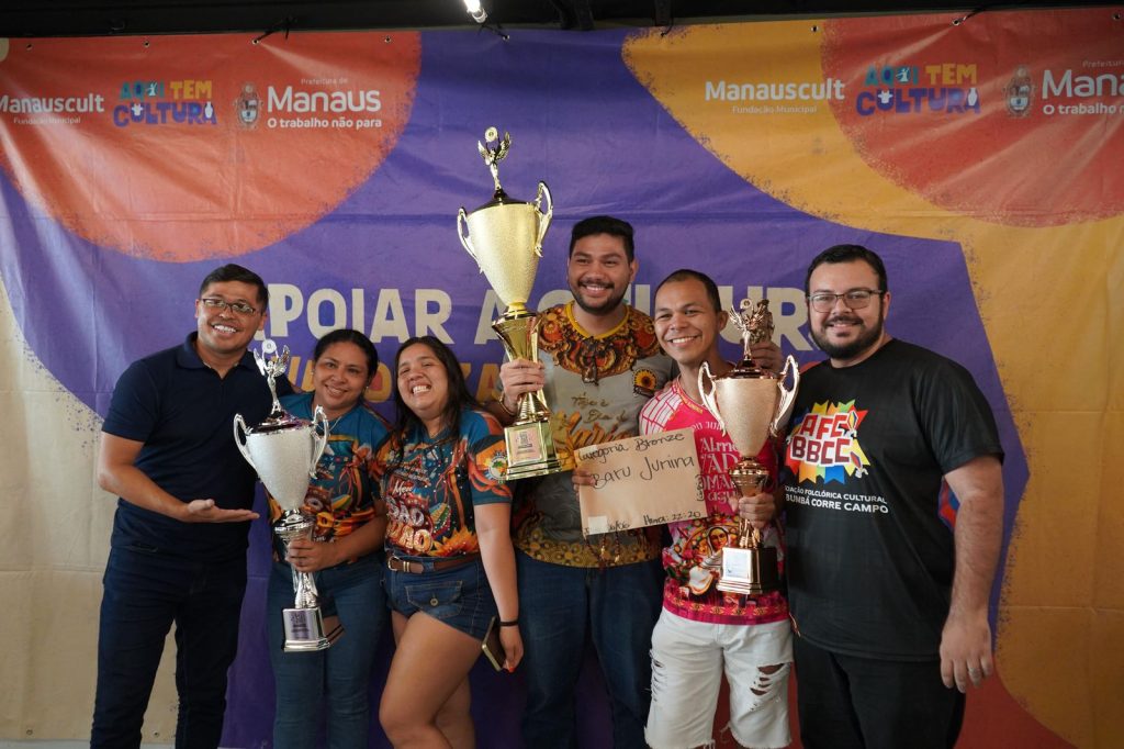 Vencedores da categoria bronze exibem os troféus de campeões do 67º Festival Folclórico do Amazonas 