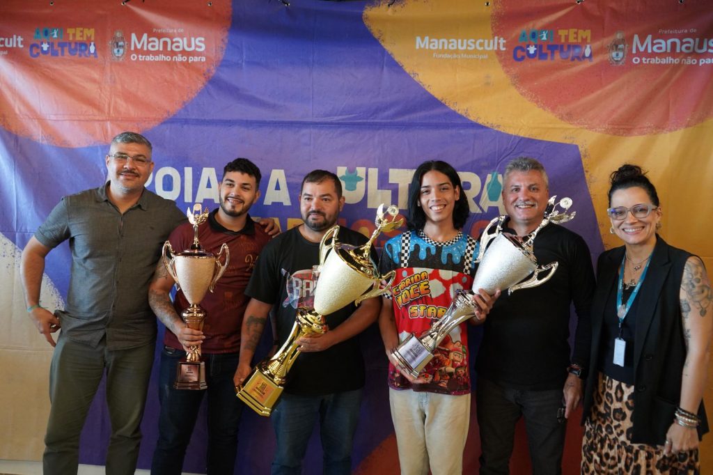 Vencedores da categoria bronze exibem os troféus de campeões do 67º Festival Folclórico do Amazonas 