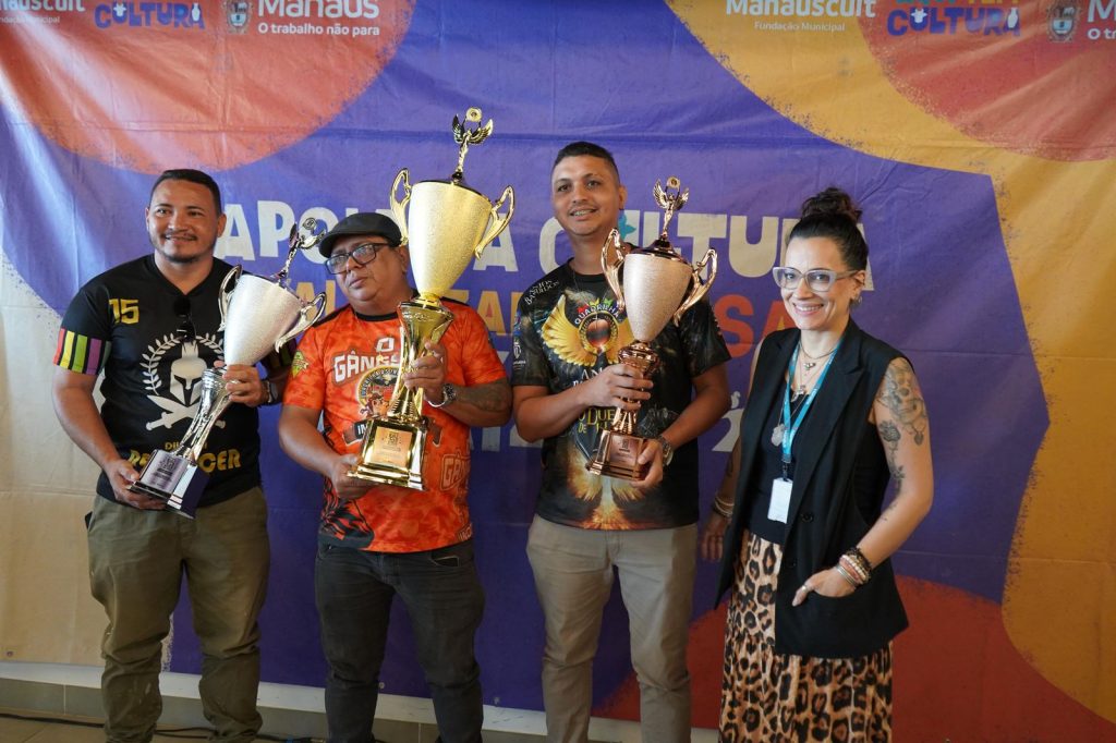 Vencedores da categoria bronze exibem os troféus de campeões do 67º Festival Folclórico do Amazonas