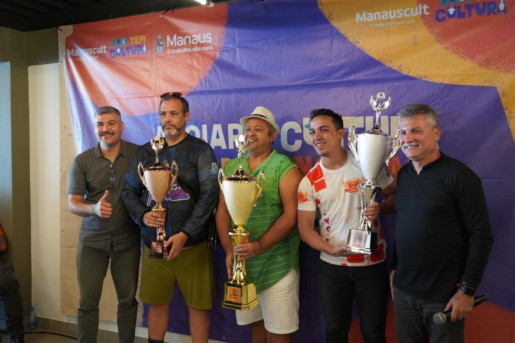 Vencedores da categoria bronze exibem os troféus de campeões do 67º Festival Folclórico do Amazonas 