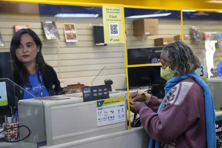Aposentado é atendido em agência dos Correios para contestar descontos do INSS