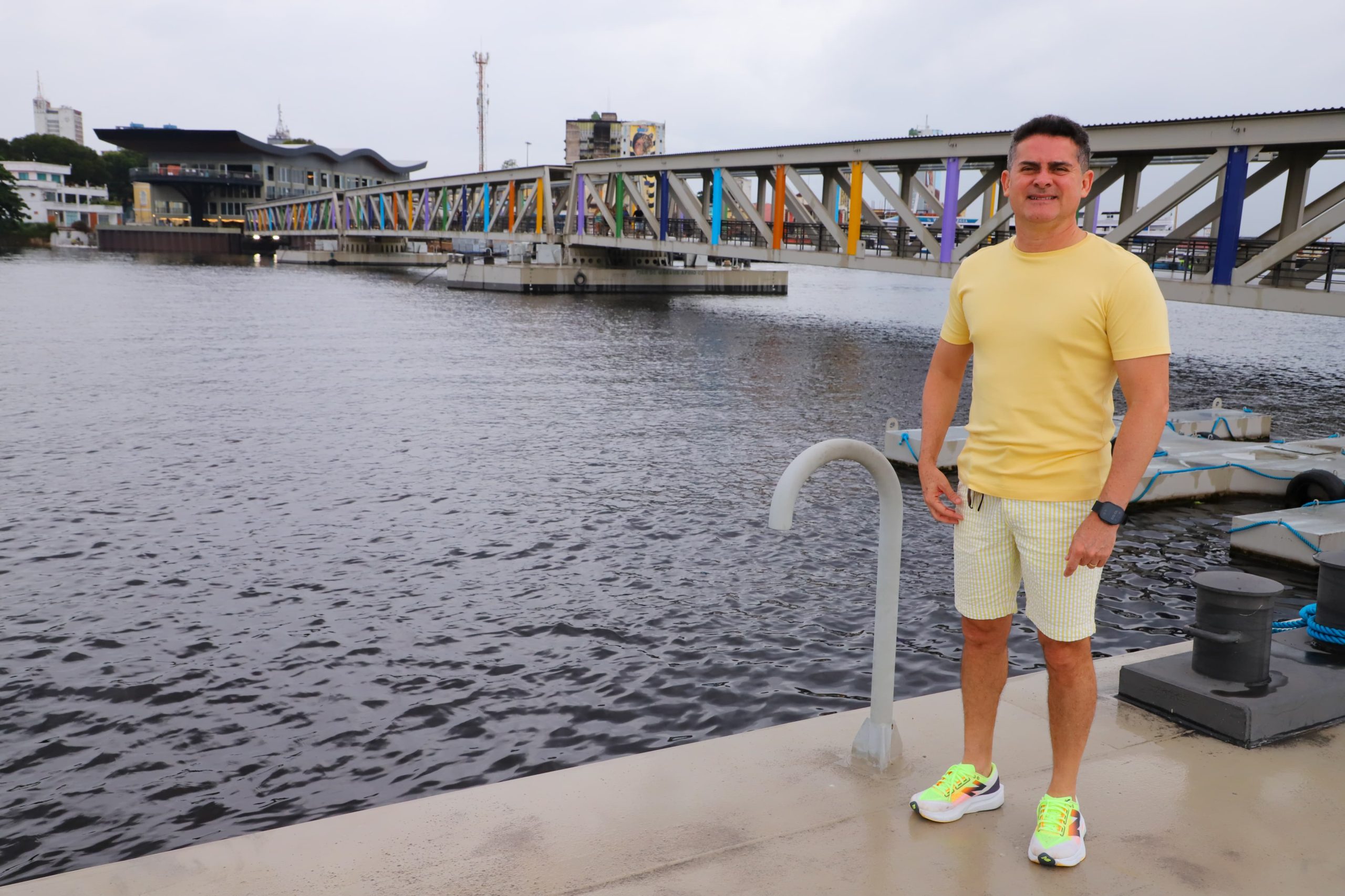 Prefeito David Almeida observa o nível do rio Negro e vistoria o mirante Lúcia Almeida, requalificado pela Prefeitura de Manaus