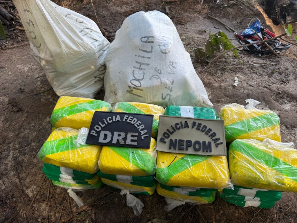Droga e galões de combustível apreendidos pela Polícia Federal em pista clandestina em Coari, Amazonas