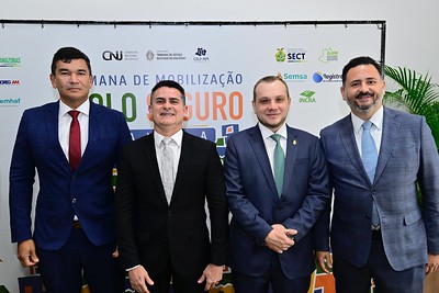 Prefeito David Almeida participa da entrega de títulos de propriedade durante a Semana Solo Seguro 2025, em Manaus