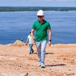 Vista aérea das obras do Parque Encontro das Águas em Manaus, com destaque para o mirante em construção