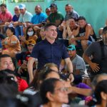 Prefeito David Almeida entrega títulos de imóveis a moradores da zona Leste de Manaus