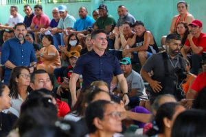 Prefeito David Almeida entrega títulos de imóveis a moradores da zona Leste de Manaus