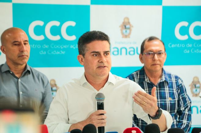 Prefeito David Almeida durante coletiva sobre o Passe Livre Estudantil no Centro de Cooperação da Cidade