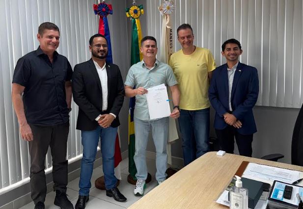 Prefeito David Almeida sanciona lei que cria o Dia Municipal do Farmacêutico em Manaus
