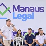 Prefeito David Almeida entrega títulos de imóveis para moradores do Rio Piorini em Manaus