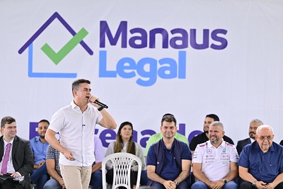 Prefeito David Almeida entrega títulos de imóveis para moradores do Rio Piorini em Manaus