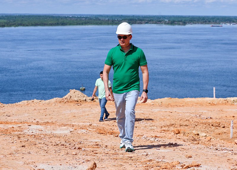 Vista aérea das obras do Parque Encontro das Águas em Manaus, com destaque para o mirante em construção