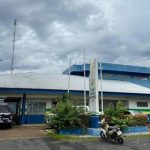 Suspeita sendo presa pela polícia durante a Operação Abismo em Manacapuru