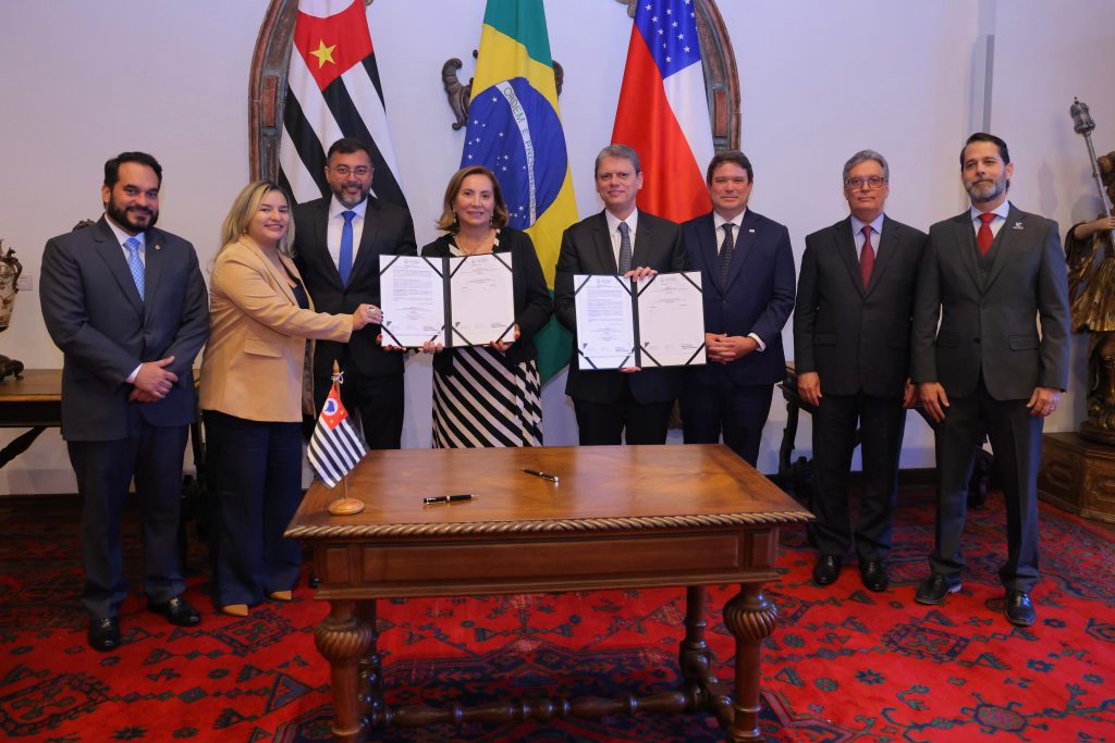 Wilson Lima e Tarcísio de Freitas durante assinatura de convênio para exames de DNA gratuitos