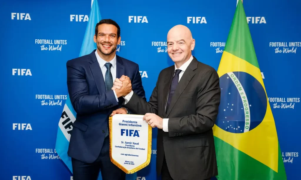 Samir Xaud e Gianni Infantino durante reunião da Fifa em Miami