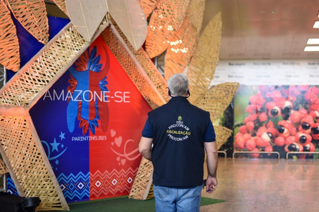 Passageiros se preparam para viajar ao Festival de Parintins com orientação do Procon-AM