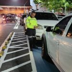 Agentes do IMMU autuam motoristas por uso irregular de vagas para idosos e PcDs em shopping de Manaus
