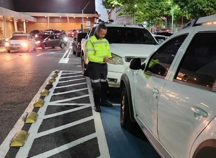 Agentes do IMMU autuam motoristas por uso irregular de vagas para idosos e PcDs em shopping de Manaus