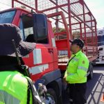 Agentes do IMMU abordam motociclistas durante operação de trânsito na zona Sul de Manaus