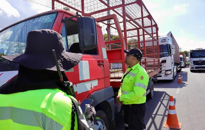 Agentes do IMMU abordam motociclistas durante operação de trânsito na zona Sul de Manaus