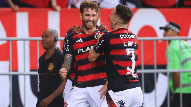 Time do Flamengo comemora vitória