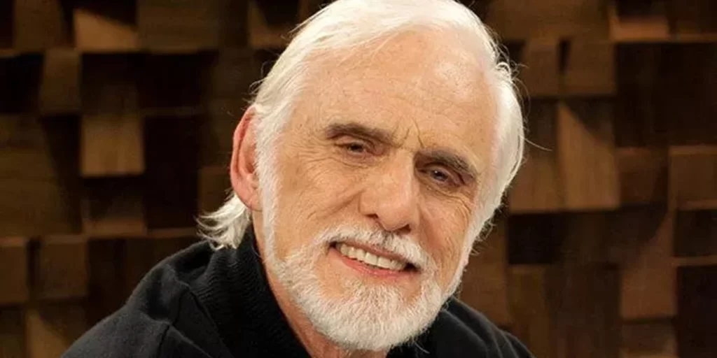 Francisco Cuoco em cena de novela da TV Globo, com expressão séria e figurino clássico de galã dos anos 1970