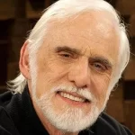 Francisco Cuoco em cena de novela da TV Globo, com expressão séria e figurino clássico de galã dos anos 1970