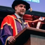 Pep Guardiola durante discurso ao receber título Honoris Causa da Universidade de Manchester