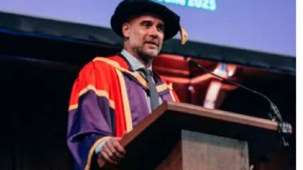 Pep Guardiola durante discurso ao receber título Honoris Causa da Universidade de Manchester