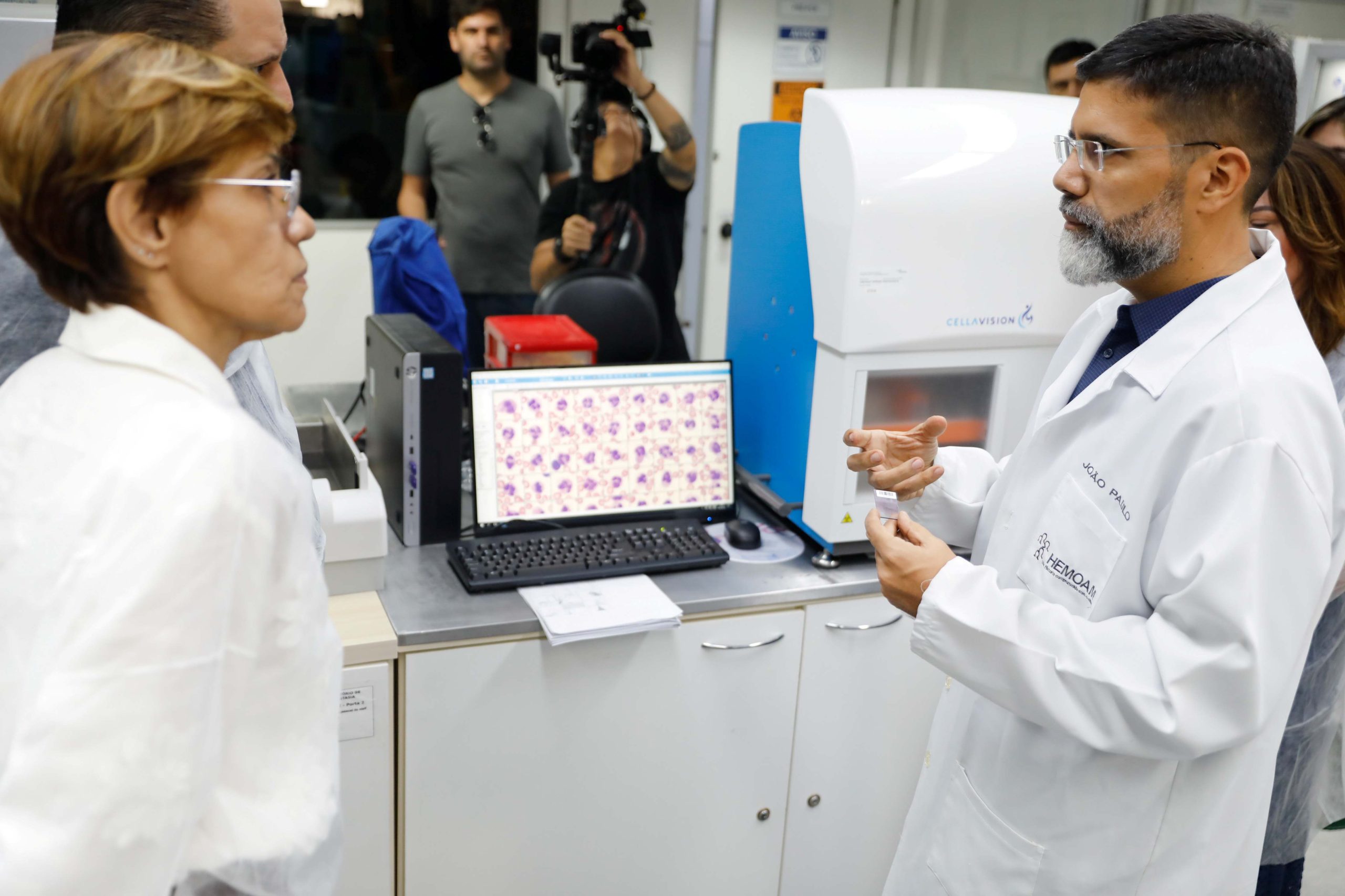 Equipamento Cellavision em uso no Hemoam durante exame de hemograma