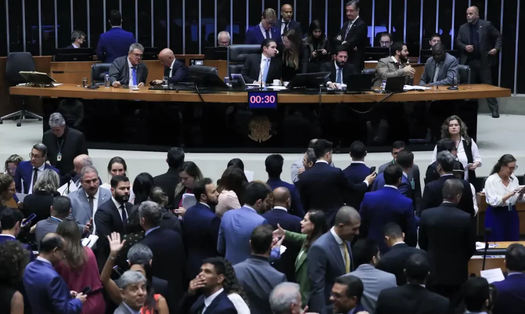 Plenário da Câmara dos Deputados durante votação de urgência sobre decreto do IOF