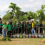 Prefeito David Almeida planta muda de árvore durante abertura do Junho Verde no bairro Novo Aleixo, em Manaus