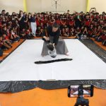 Alunos participam de oficina de caligrafia japonesa com mestre Kamari Maeda em escola de Manaus