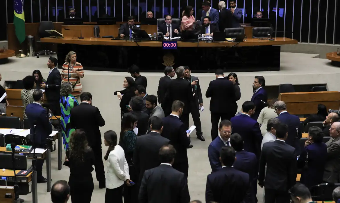 Sessão na Câmara dos Deputados durante votação que derrubou decreto do IOF proposto pelo governo Lula