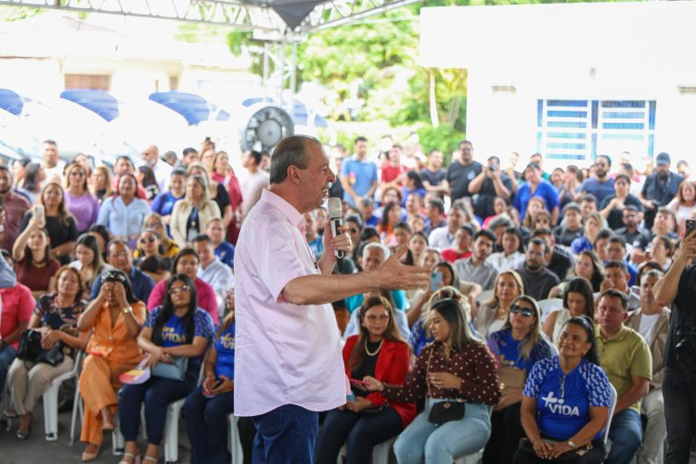 Senador Omar Aziz entrega kits náuticos a prefeitos na Secretaria de Estado de Assistência Social, Amazonas