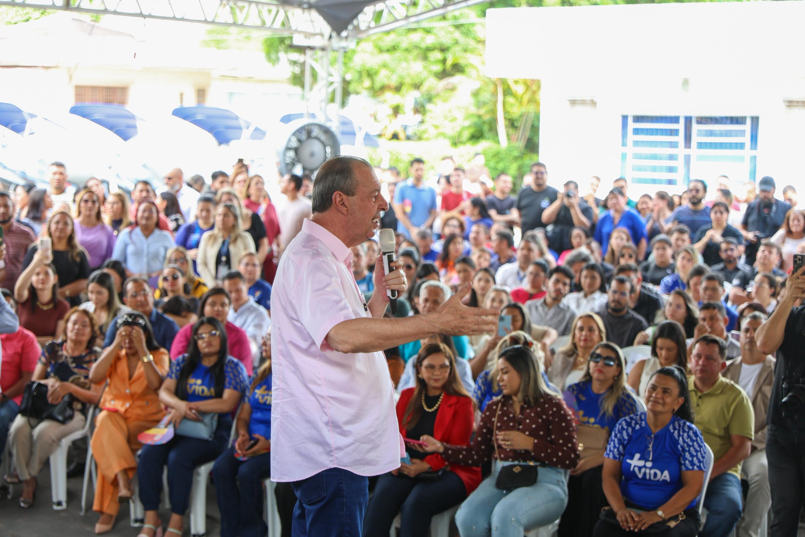 Senador Omar Aziz entrega kits náuticos a prefeitos na Secretaria de Estado de Assistência Social, Amazonas