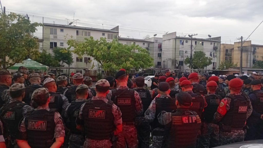 Viaturas da Polícia Militar durante megaoperação no Viver Melhor 2, Zona Norte de Manaus
