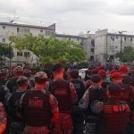 Viaturas da Polícia Militar durante megaoperação no Viver Melhor 2, Zona Norte de Manaus