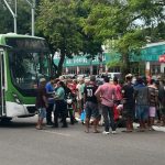 Atendimento do Samu após atropelamento de mulher por ônibus na Avenida Brasil, em Manaus