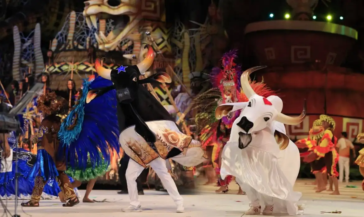 Boi Garantido e Boi Caprichoso unidos em campanha Amazônia de Pé no Festival de Parintins
