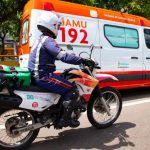 Equipe do Samu Manaus em atendimento de urgência com ambulância durante operação de socorro na cidade.
