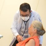 Profissional de saúde analisa exames de vírus respiratórios no Amazonas