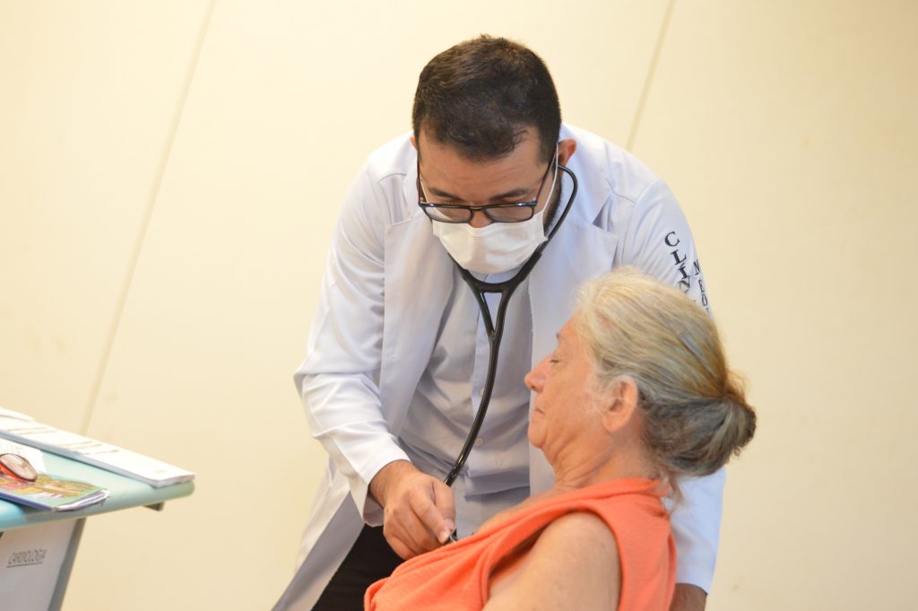 Profissional de saúde analisa exames de vírus respiratórios no Amazonas