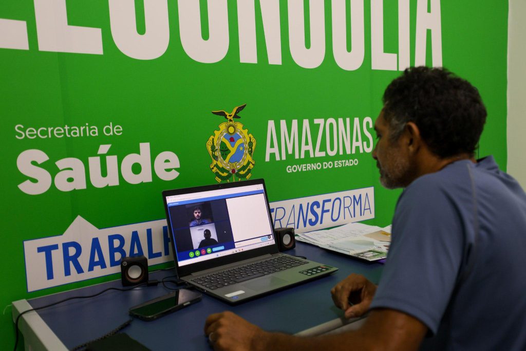 Paciente realiza consulta médica em telessala instalada no interior do Amazonas