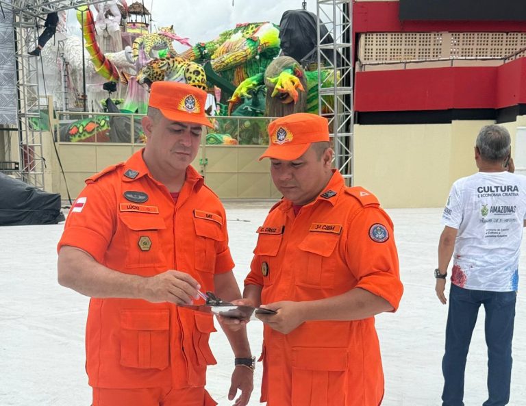 Militares do Corpo de Bombeiros inspecionam estrutura do Bumbódromo em Parintins